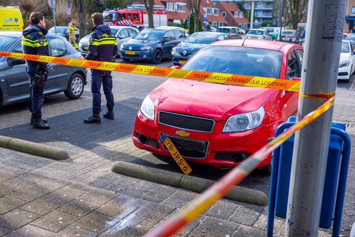Automobilist rijdt met auto Gall Gall slijterij binnen
