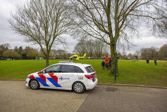 Traumahelikopter trekt veel bekijks met landing op voetbalveld