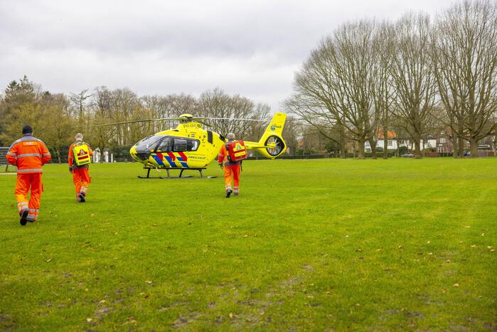 Traumahelikopter trekt veel bekijks met landing op voetbalveld