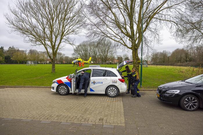 Traumahelikopter trekt veel bekijks met landing op voetbalveld