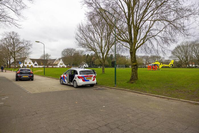 Traumahelikopter trekt veel bekijks met landing op voetbalveld
