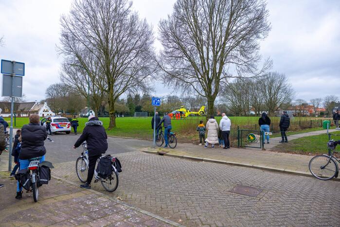 Traumahelikopter trekt veel bekijks met landing op voetbalveld