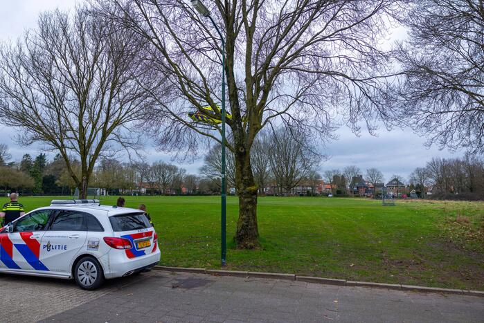 Traumahelikopter trekt veel bekijks met landing op voetbalveld