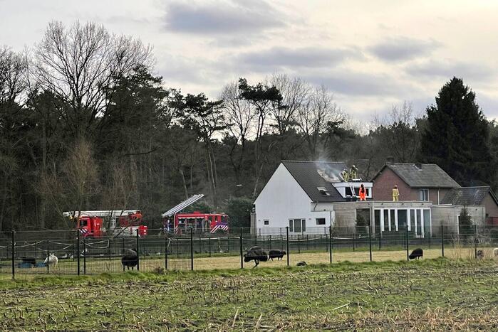 Veel rook bij brand op zolder van woning