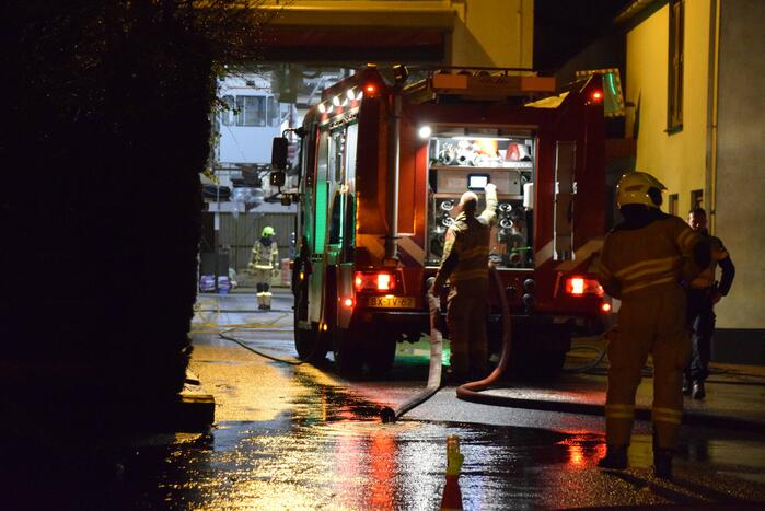 Brandweer blust brand in brokkenpers machine