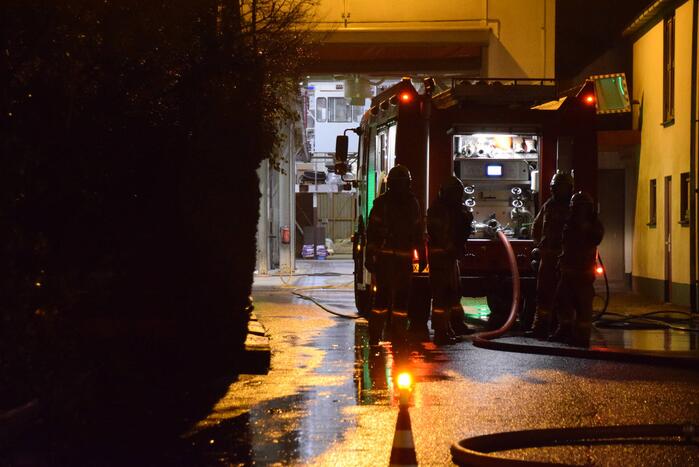 Brandweer blust brand in brokkenpers machine