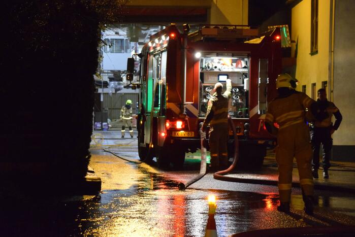 Brandweer blust brand in brokkenpers machine