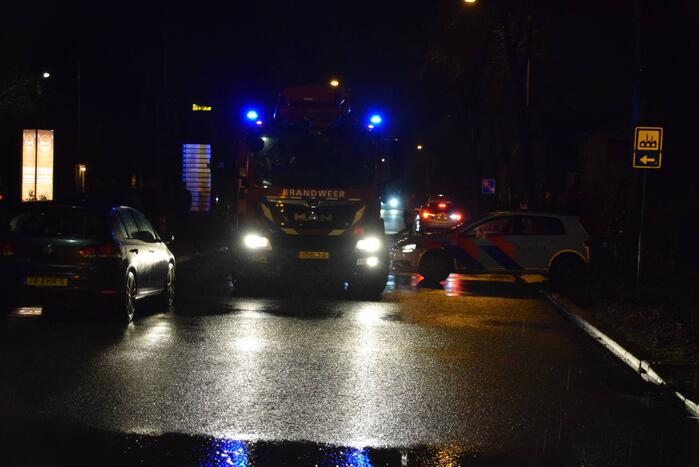 Brandweer blust brand in brokkenpers machine