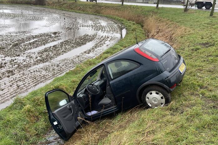 Auto raakt van de weg en belandt in sloot