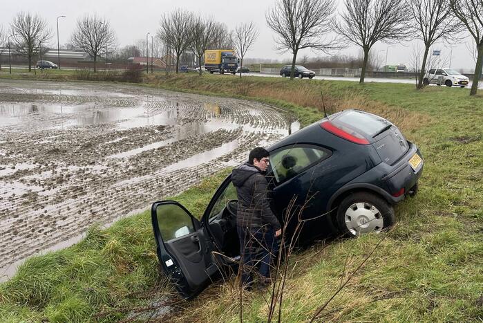 Auto raakt van de weg en belandt in sloot