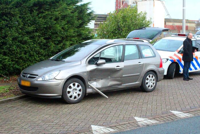 Automobilist verlaat tankstation en botst op andere weggebruiker