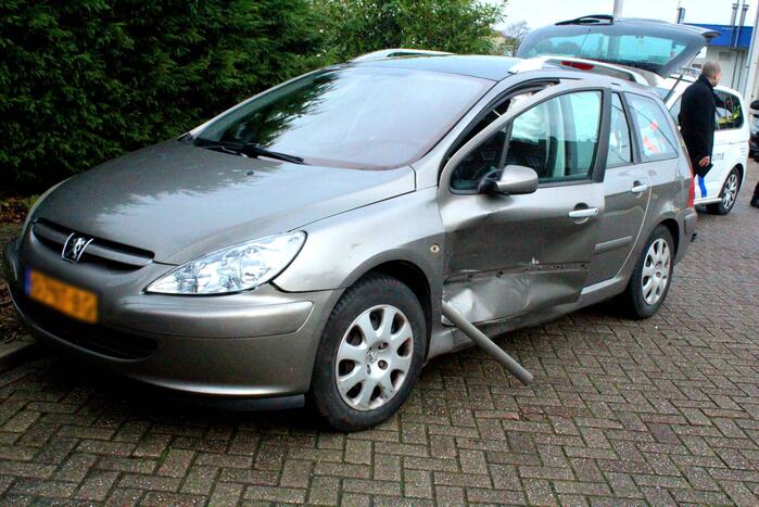 Automobilist verlaat tankstation en botst op andere weggebruiker