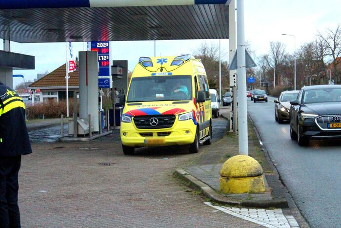 Automobilist verlaat tankstation en botst op andere weggebruiker