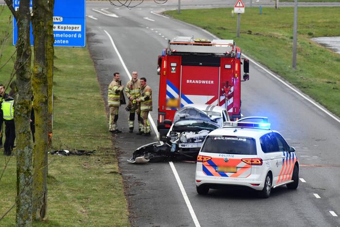 Automobilist raakt van de weg en crasht tegen boom