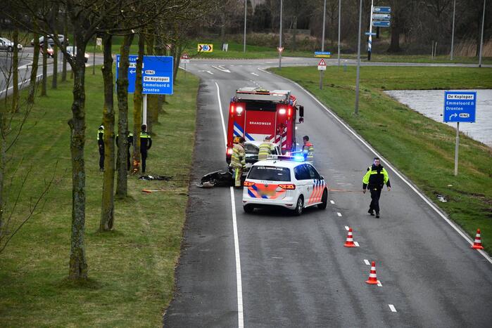Automobilist raakt van de weg en crasht tegen boom