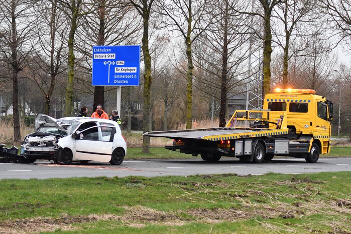 Automobilist raakt van de weg en crasht tegen boom