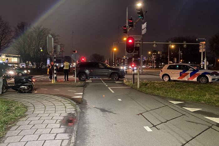 Scooter flink beschadigd na botsing met Jeep