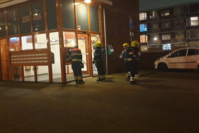Brandweer verricht metingen in flat na co-melding