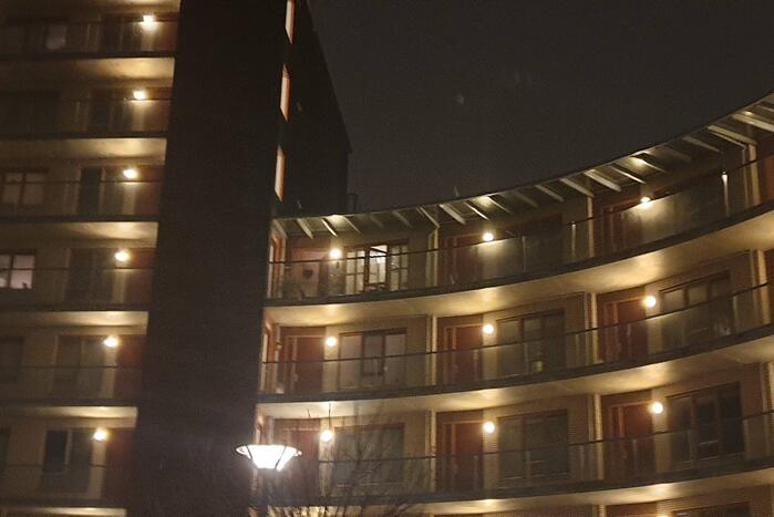 Brandweer verricht metingen in flat na co-melding