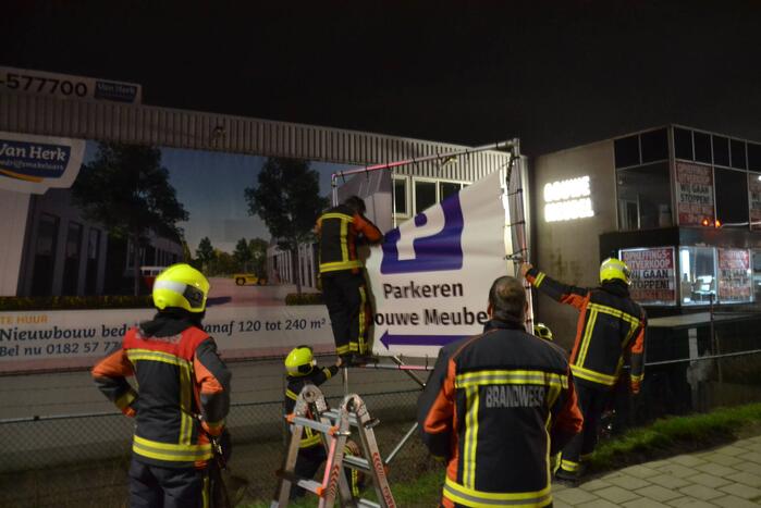 Reclamedoek dreigt los te waaien