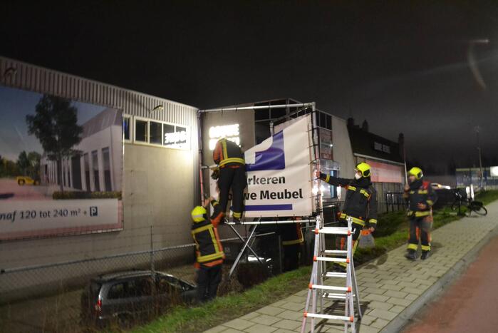 Reclamedoek dreigt los te waaien