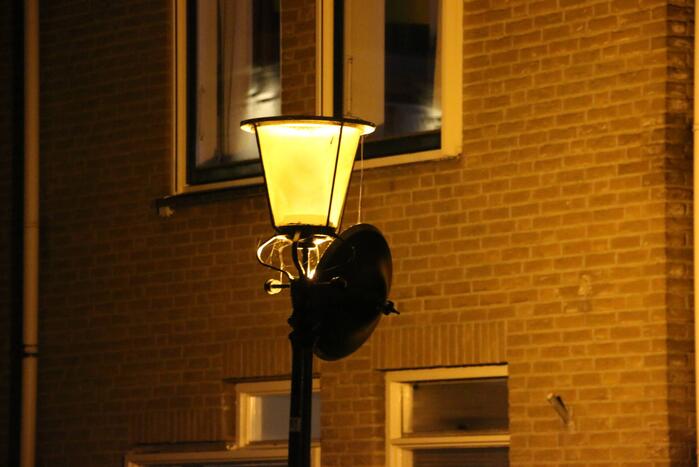 Brandweer haalt losse kap van lantaarnpaal