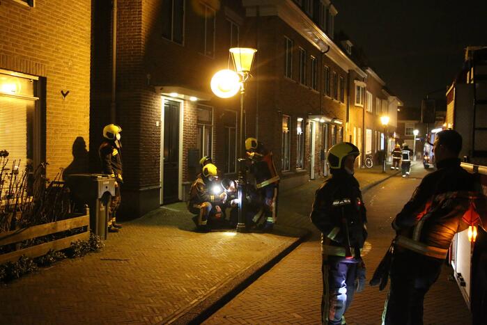 Brandweer haalt losse kap van lantaarnpaal