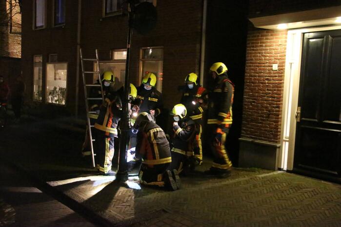 Brandweer haalt losse kap van lantaarnpaal