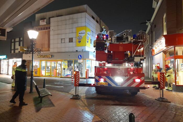 Lichtkoepel waait van dak en belandt in Kruidvat