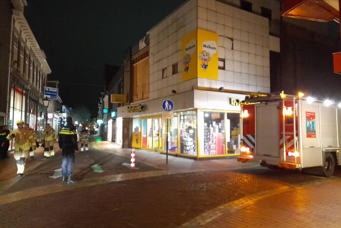 Lichtkoepel waait van dak en belandt in Kruidvat