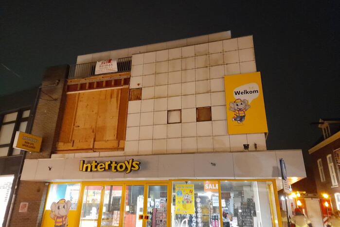 Lichtkoepel waait van dak en belandt in Kruidvat