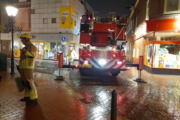 Lichtkoepel waait van dak en belandt in Kruidvat