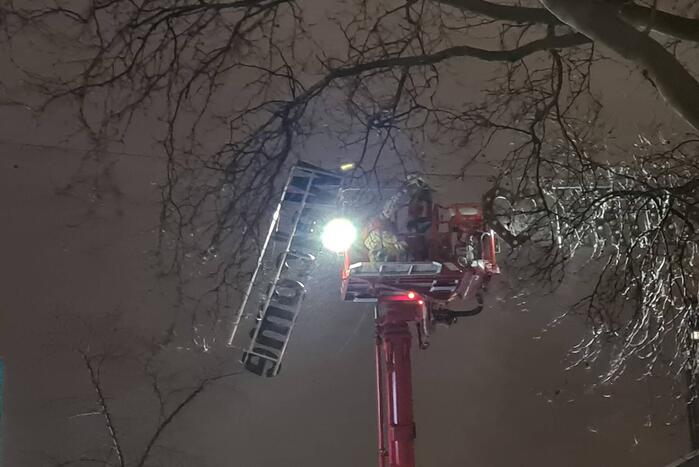 Bord dreigt op weg te vallen