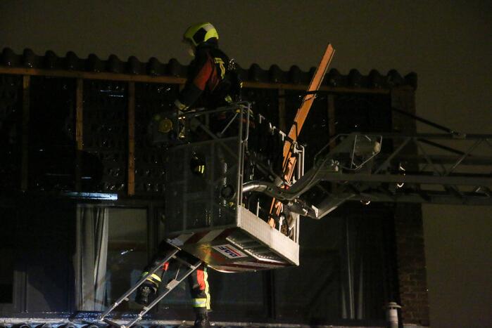 Planken waaien van dak af