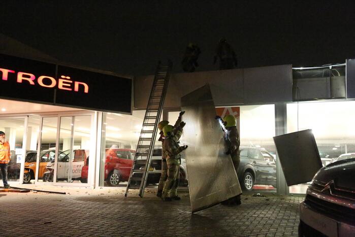 Platen van gevel losgeraakt