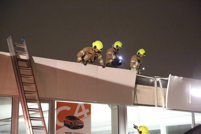 Platen van gevel losgeraakt