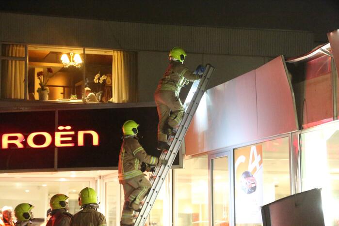 Platen van gevel losgeraakt