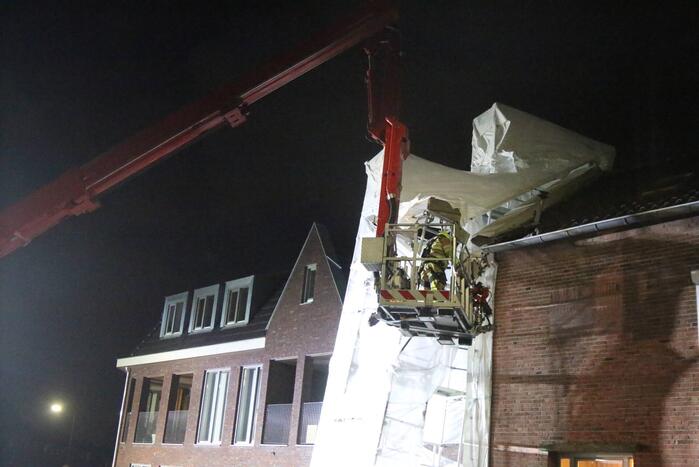 Brandweer stelt omgewaaide steiger veilig