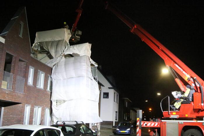 Brandweer stelt omgewaaide steiger veilig