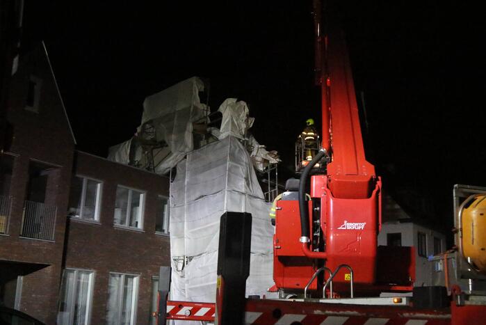 Brandweer stelt omgewaaide steiger veilig