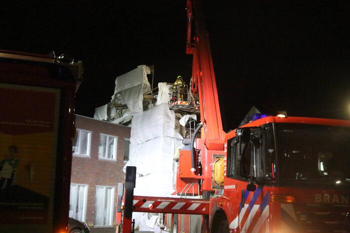 Brandweer stelt omgewaaide steiger veilig