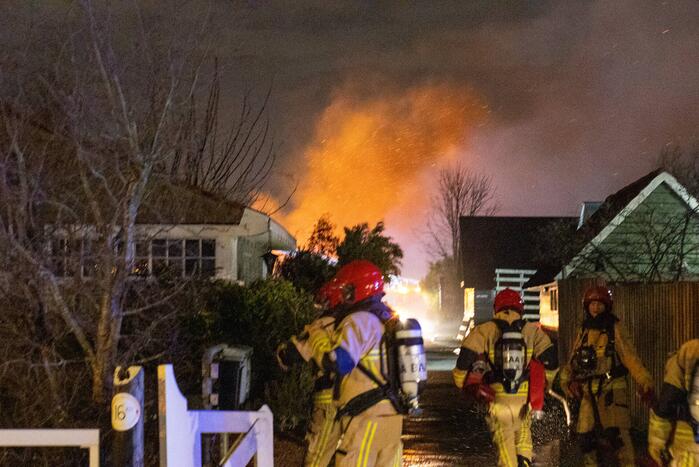 Flinke vlammen bij brand in gebouw