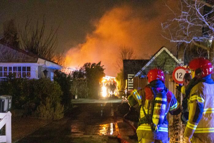 Flinke vlammen bij brand in gebouw