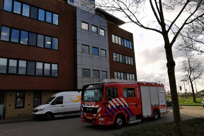 Bedrijfsbord waait los van kantoorpand