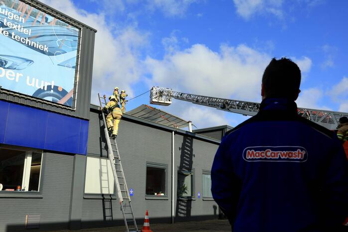 Lichtkoepel Mac Carwash waait los