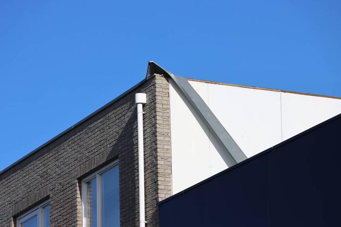 Brandweer slijpt daklijst weg na storm