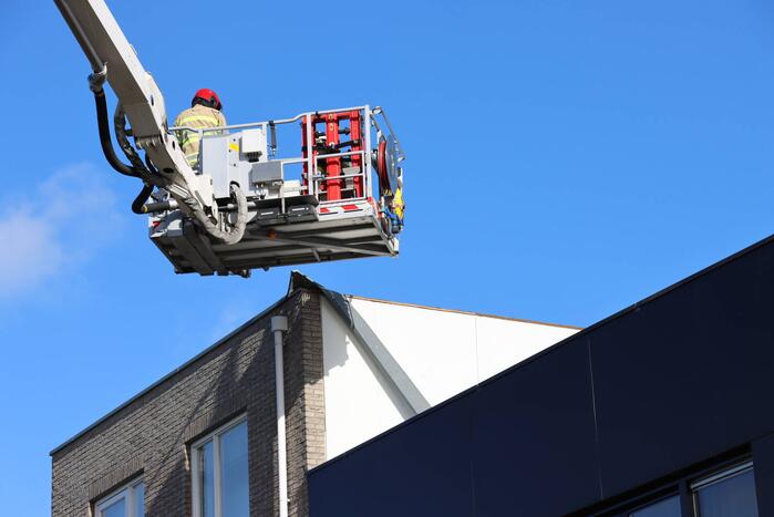 Brandweer slijpt daklijst weg na storm