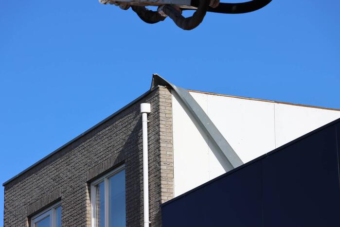 Brandweer slijpt daklijst weg na storm