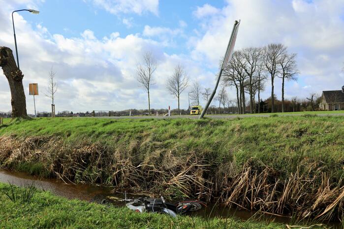 Brommerrijder rijdt rechtdoor de sloot in