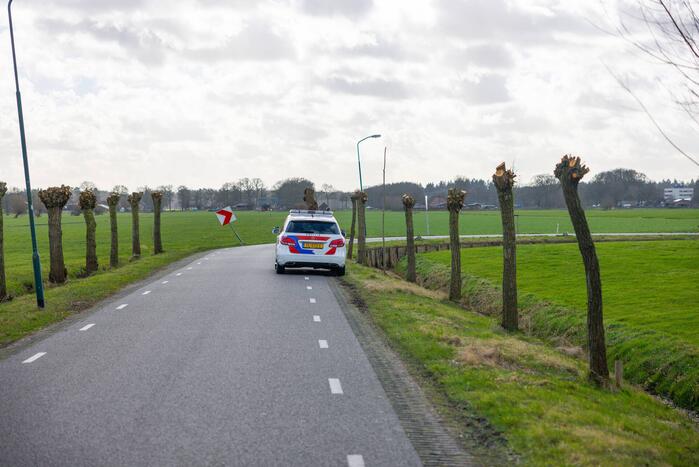 Brommerrijder rijdt rechtdoor de sloot in